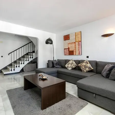 Duplex Penthouse, Walking Distance To Puerto Banus 马尔韦利亚